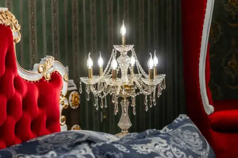 Интерьер в замковом стиле с хрустальными люстрами ArtCrystal Tomeš (видео)