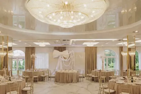 Хрустальные люстры для свадебных залов